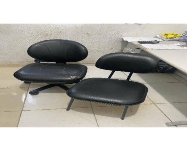 Foto de 02 (Duas) Cadeiras | Assento e Encosto em Corino Preto | 01 (Uma) Giratória