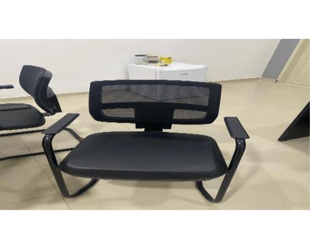 Foto de 02 (Duas) Cadeiras | Com Assento em Corino preto | Encosto em Tela | Com Pés Fixos e Braços