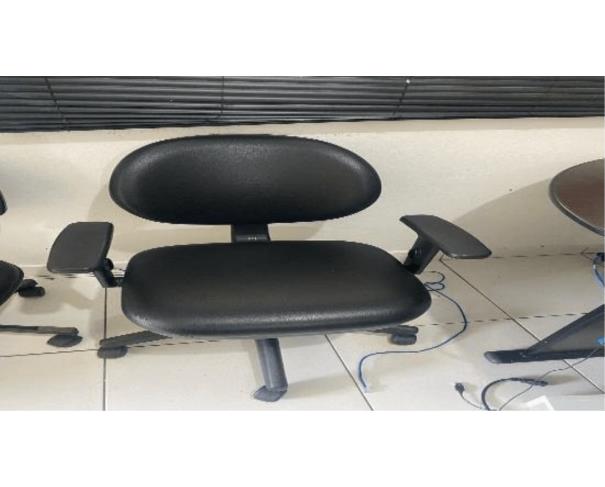 Foto de 01 (Uma) Cadeira Giratória | Assento e Encosto em Corino Preto | Sem Braços