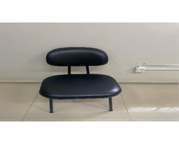 Foto de 01 (Uma) Cadeira com Pés Fixos | Assento e Encosto em Corino Preto