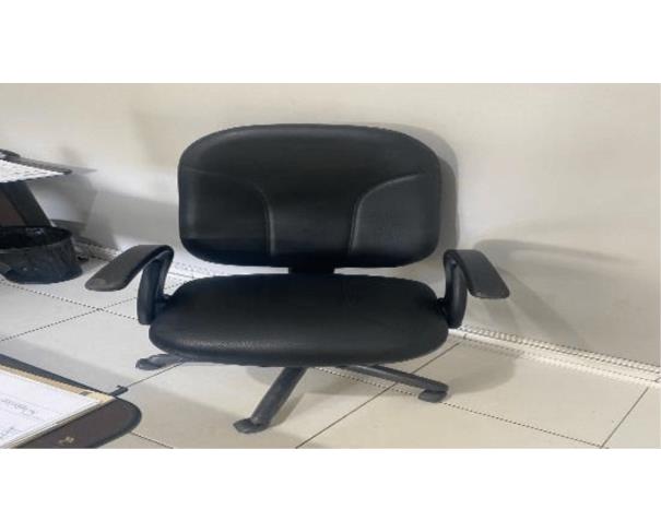 Foto de 01 (Uma) Cadeira Giratória | Assento e Encosto em Corino Preto | Com Braços