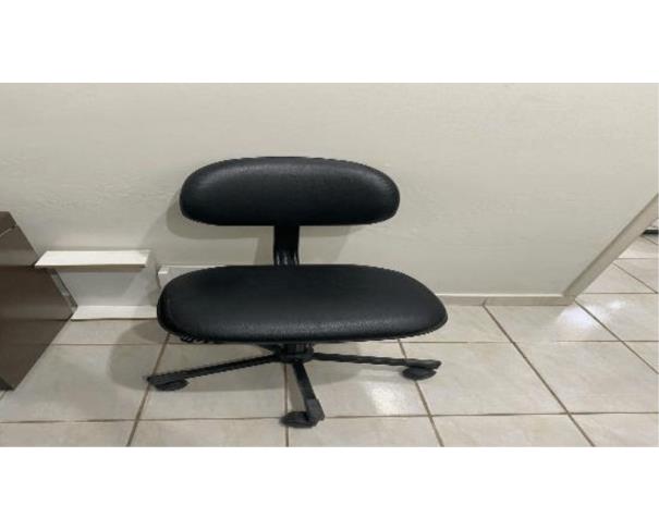 Foto de 01 (Uma) Cadeira Giratória | Assento e Encosto em Corino Preto | Sem Braços