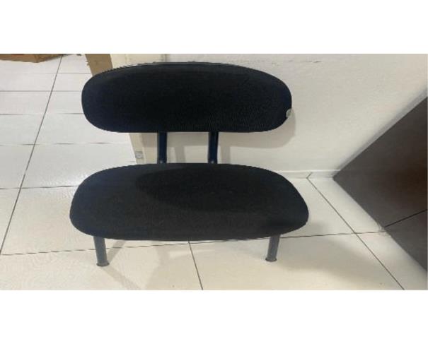 Foto de 01 (Uma) Cadeira com Pés Fixos | Assento e Encosto em Corino Preto