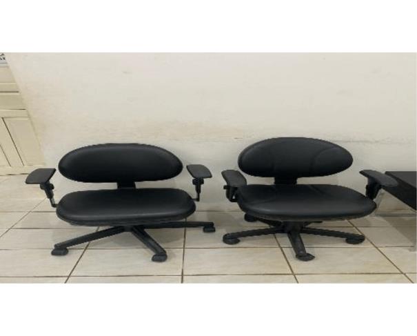 Foto de 02 (Duas) Cadeiras Giratórias | com Assento e Encosto em Corino Preto | com Braços